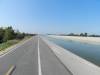 Langs het afwateringskanaal
(Klik om te vergroten) Langs het afwateringskanaal