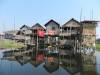 Bijna alle huizen op palen
(Klik om te vergroten) Bijna alle huizen op palen